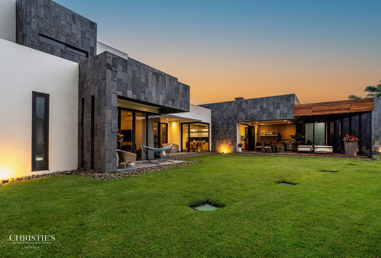 Modern Elegance with Panoramic Views – Exclusive Las Gemas Residence