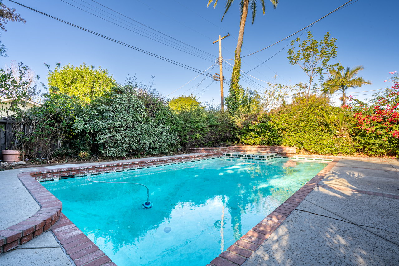 5423 Saloma Avenue