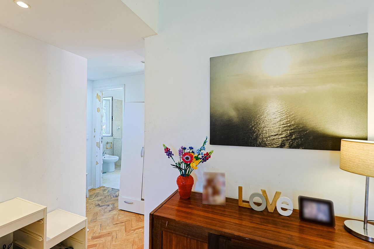 Spacious 5-Bedroom Villa with Expansive Garden Near Sintra in Colares