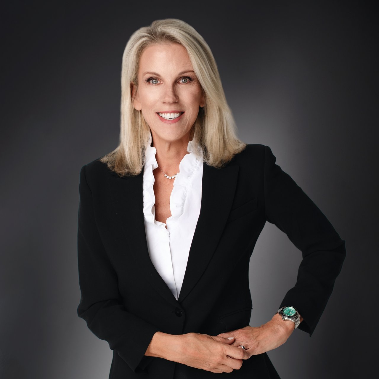 Carol Seniuta Portsmouth NH Real Estate Agent Headshot 
