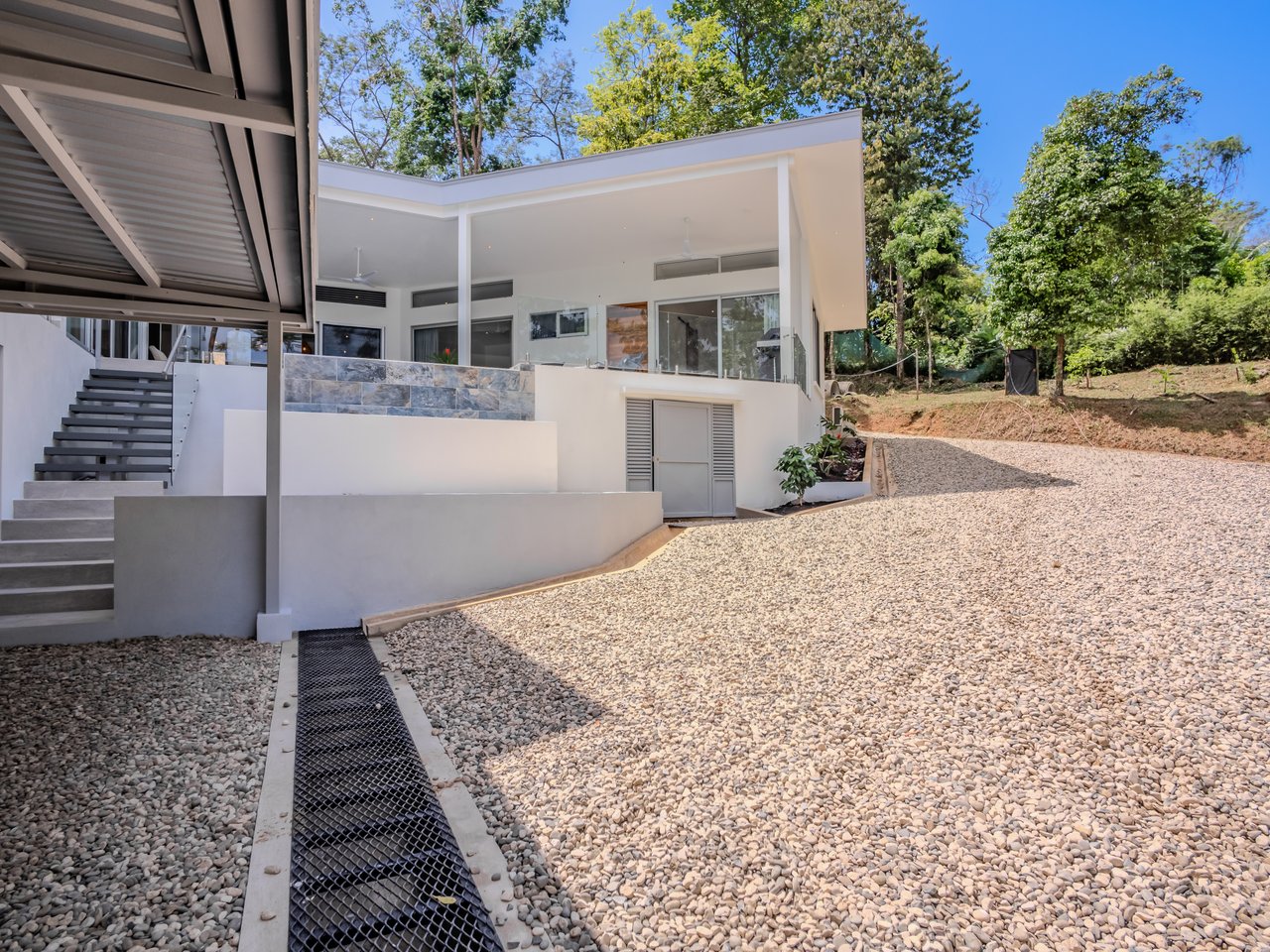 An Exclusive, Sunny Ridge-Top 4-Bed Designer House With Unforgettable Mountain & Jungle Views