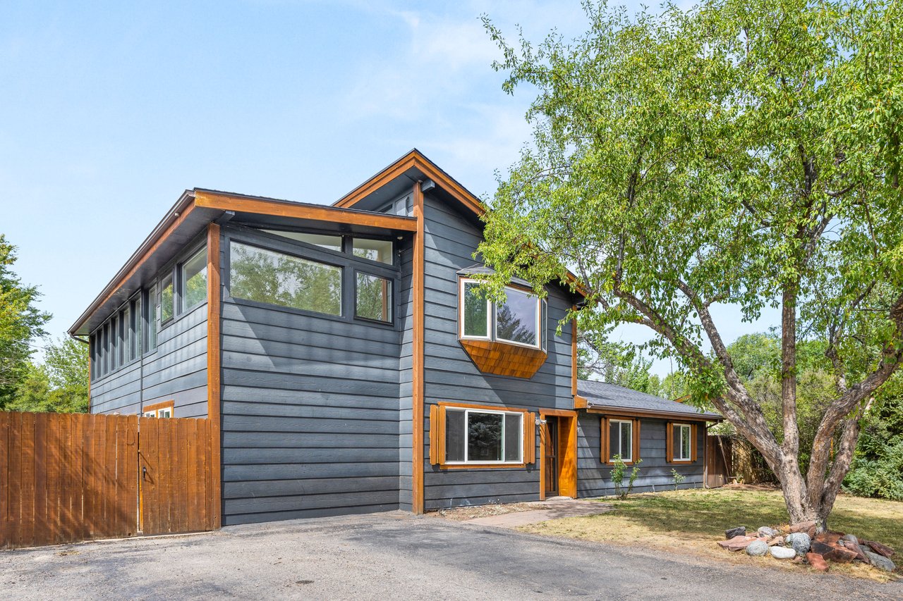 Spacious Mid-Valley Residence Near Crown Mountain Park