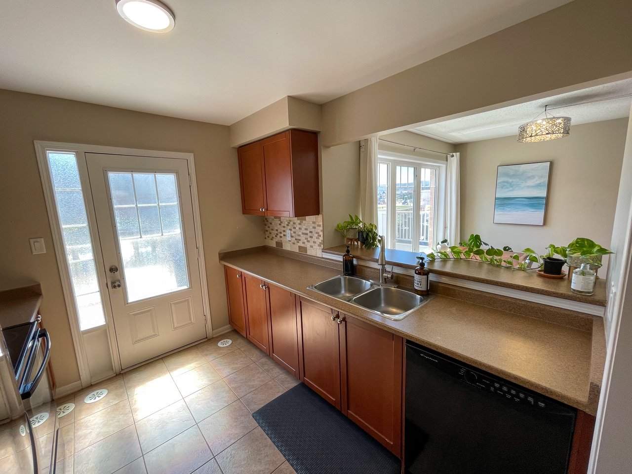 877 Willingdon Cres