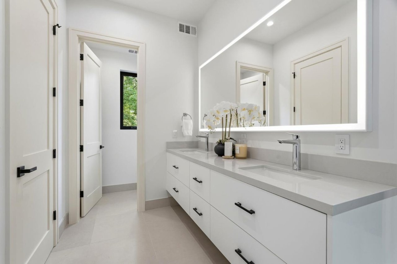 1084 Moffett Circle, Palo Alto, California 94303