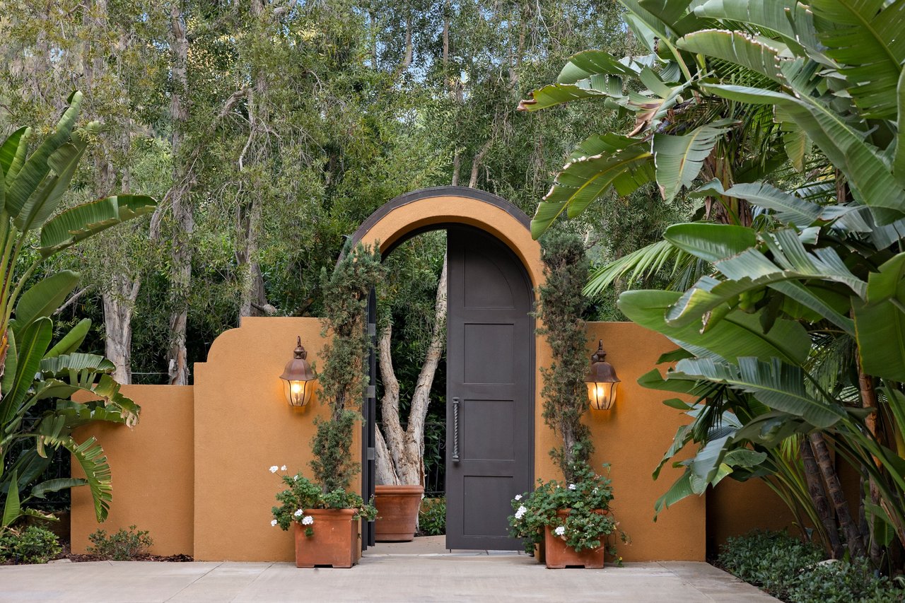 2719 Benedict Canyon Drive
