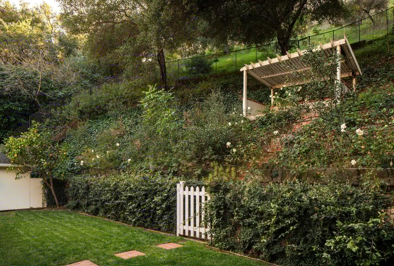 2533 Benedict Canyon Drive