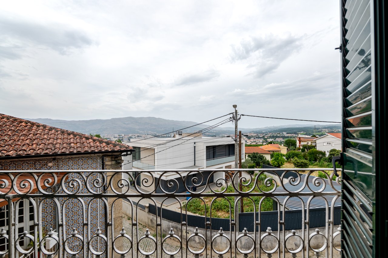 Rustic Four-Bedroom House with Private Land in Folhadela, Vila Real