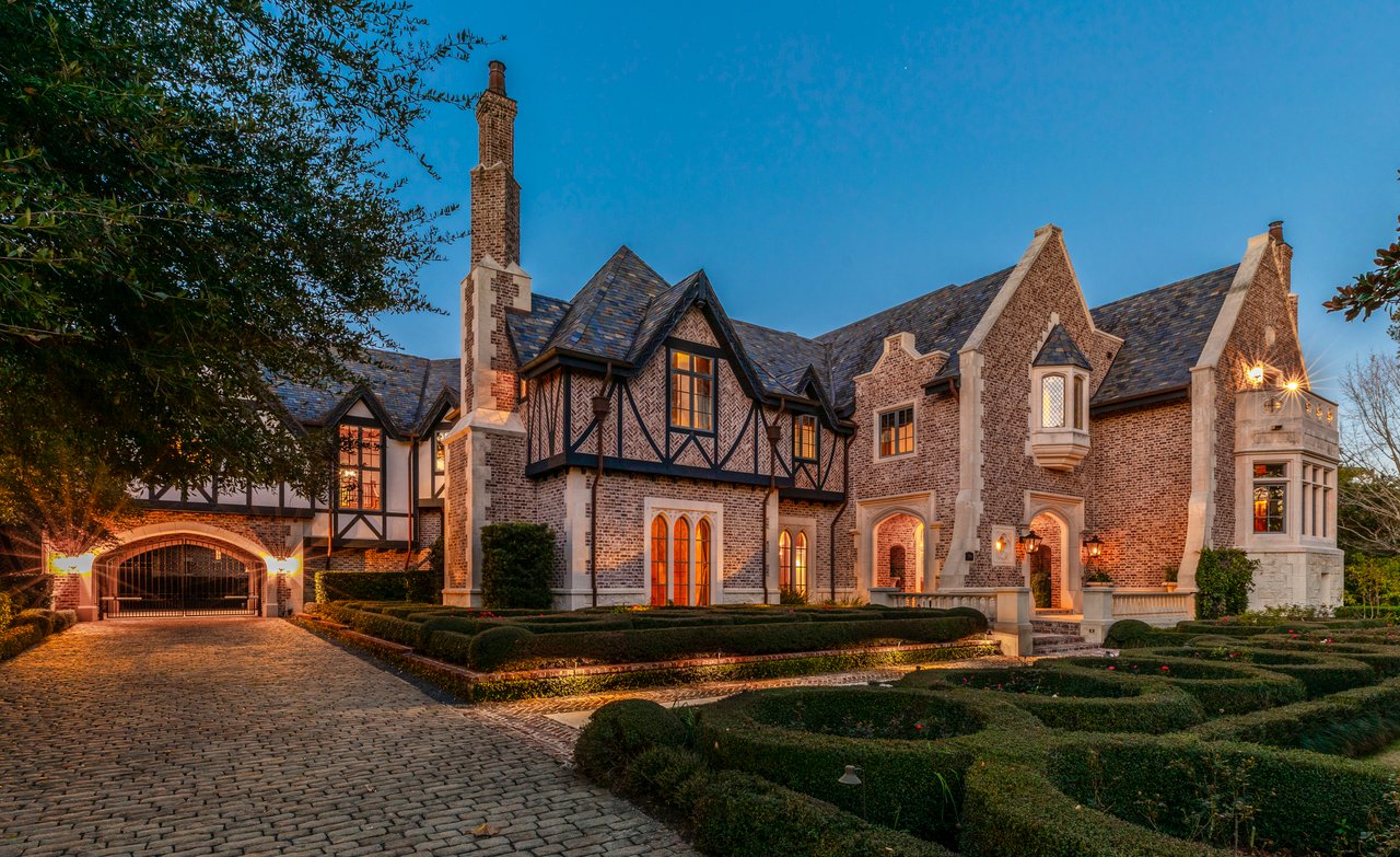 front yard of 3996 inverness dr