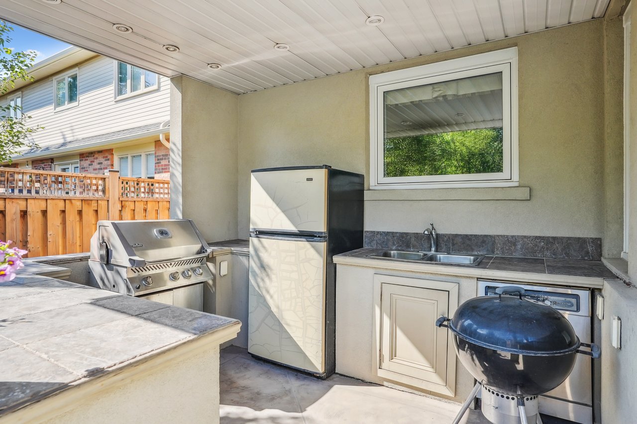 Prestigious Glen Abbey living with a backyard made for summer