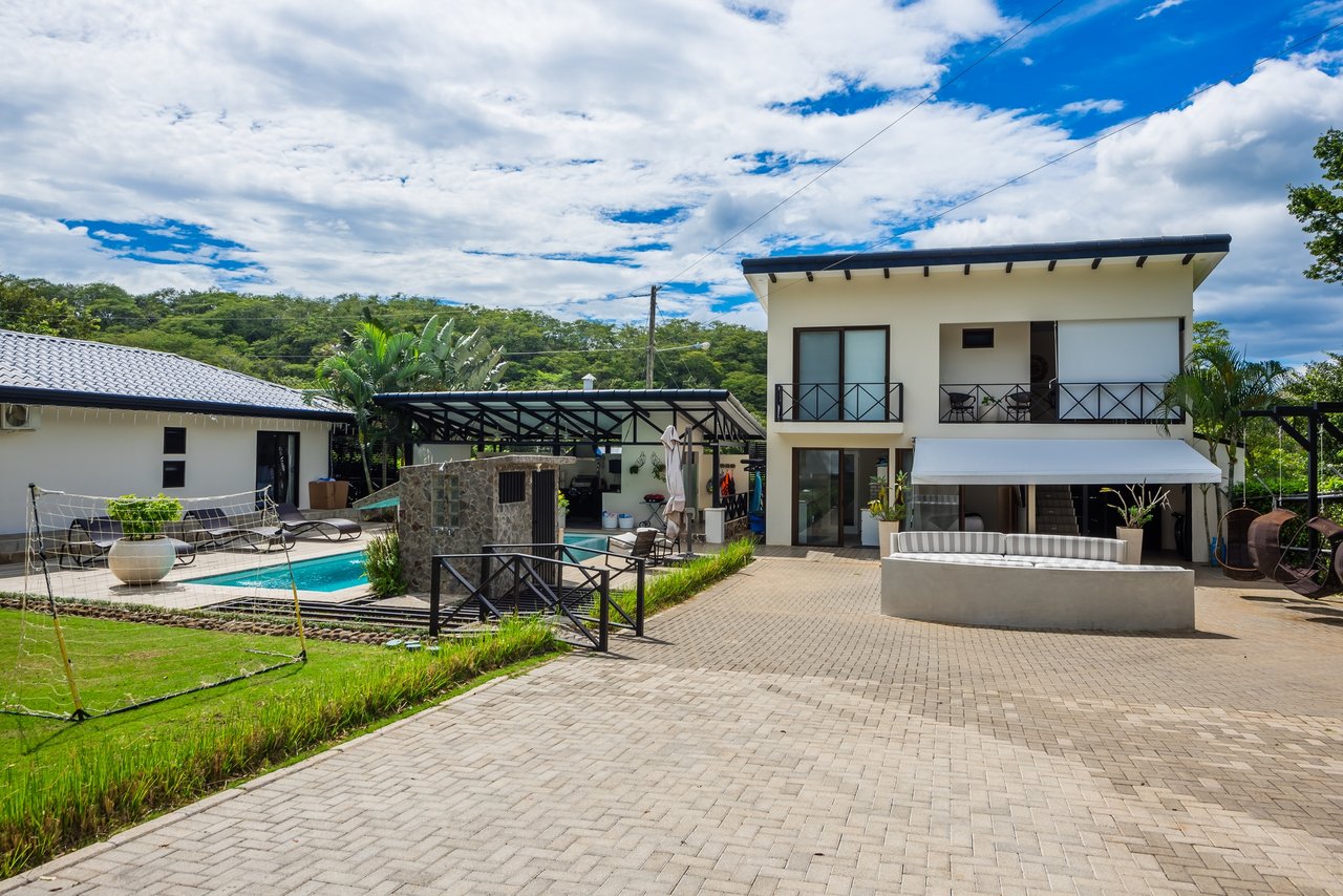 Casa Cielo | Luxurious Multifunctional Estate with Main House, Apartments, and Pool in Guanacaste!
