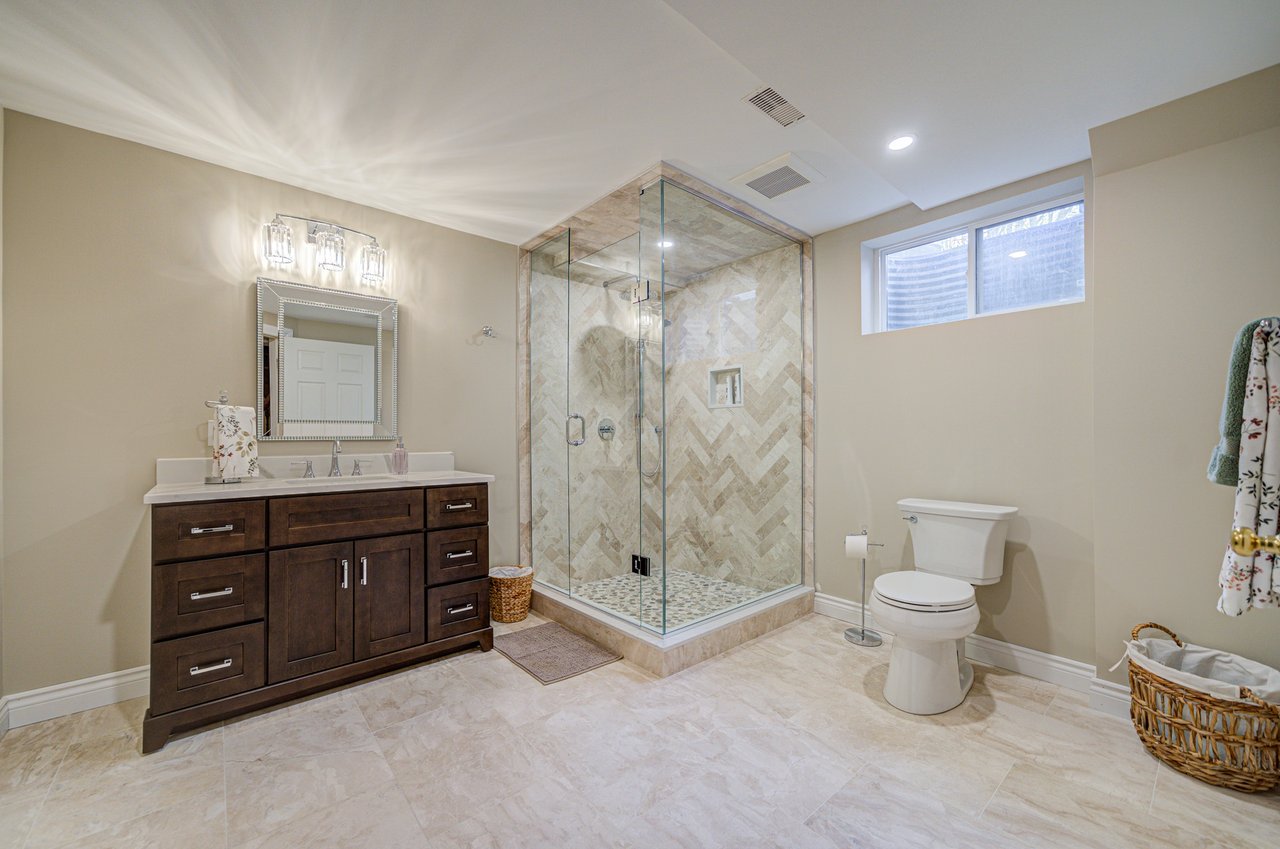 1296 Mapleridge Cres