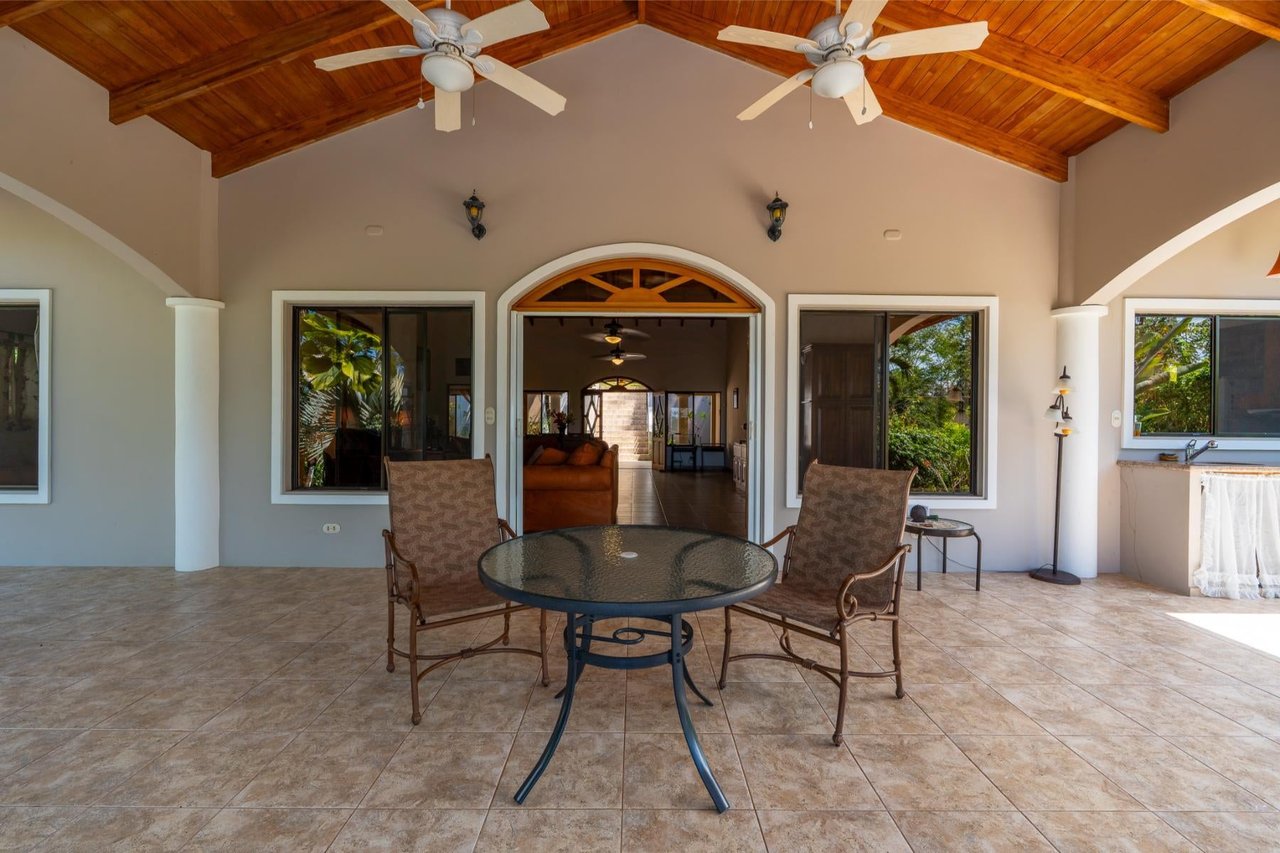 Teak Ceiling Jungle Home, Ojochal, Puntarenas