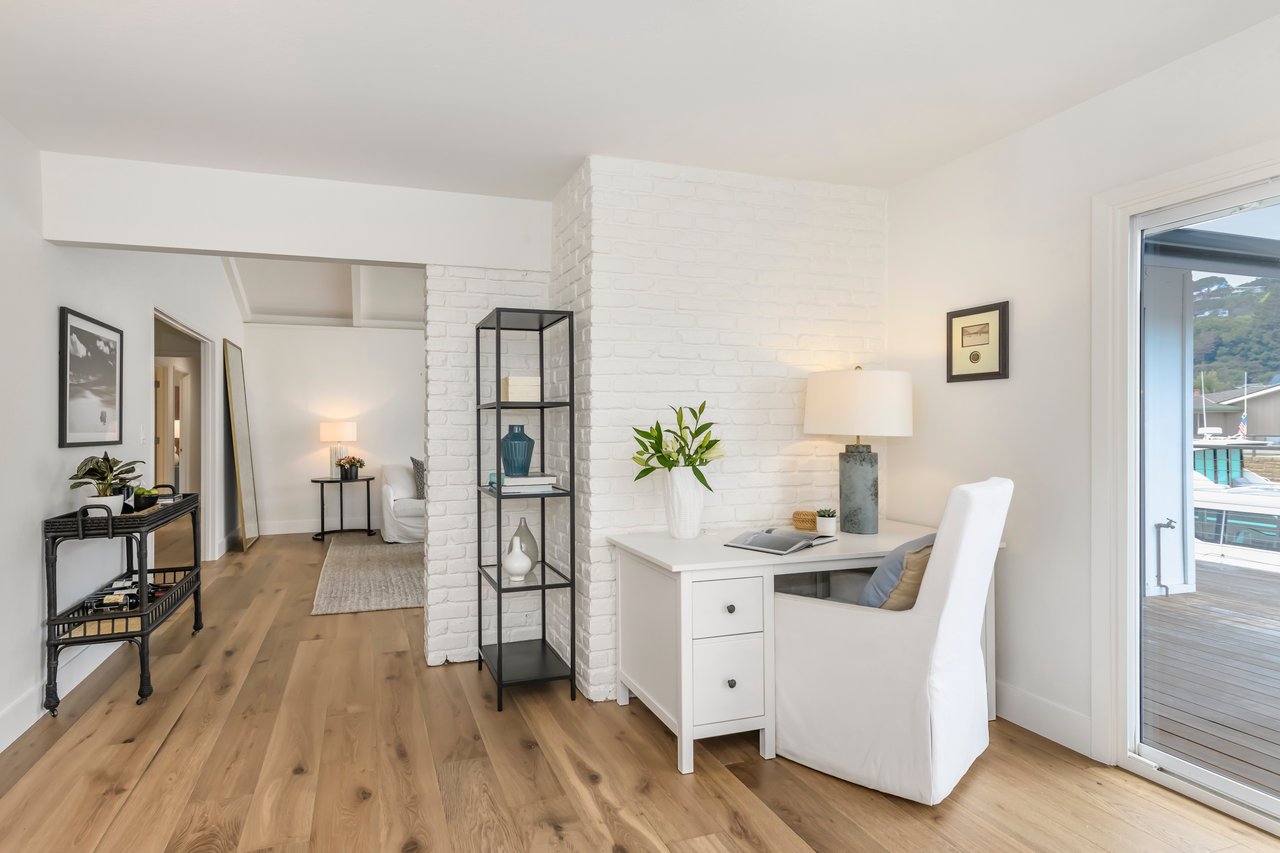 Refined Single-Level Waterfront Retreat