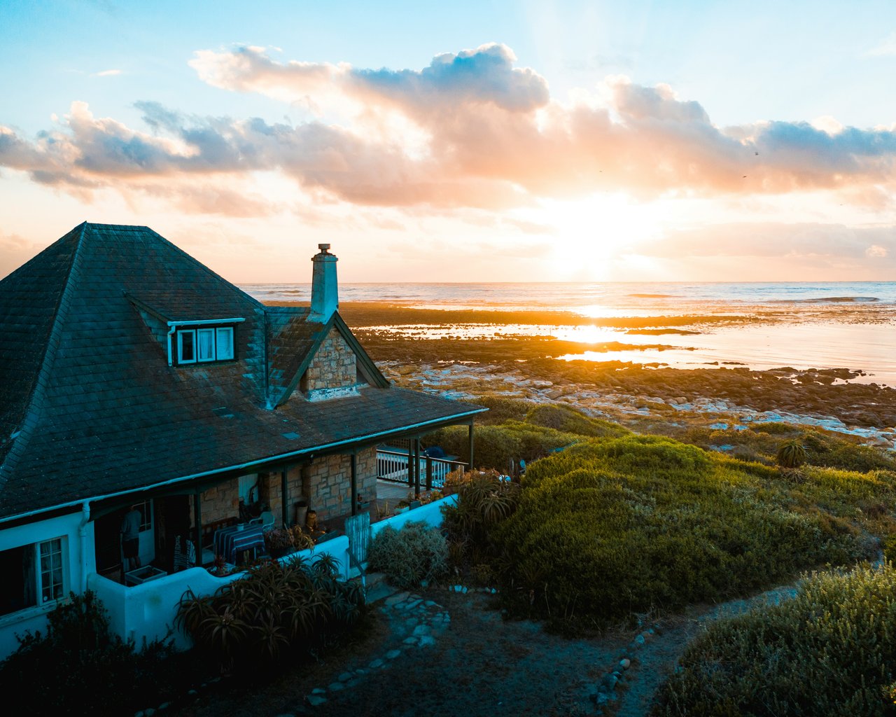 West-Facing vs East-Facing: How Home Orientation Impacts Your View and Lifestyle
