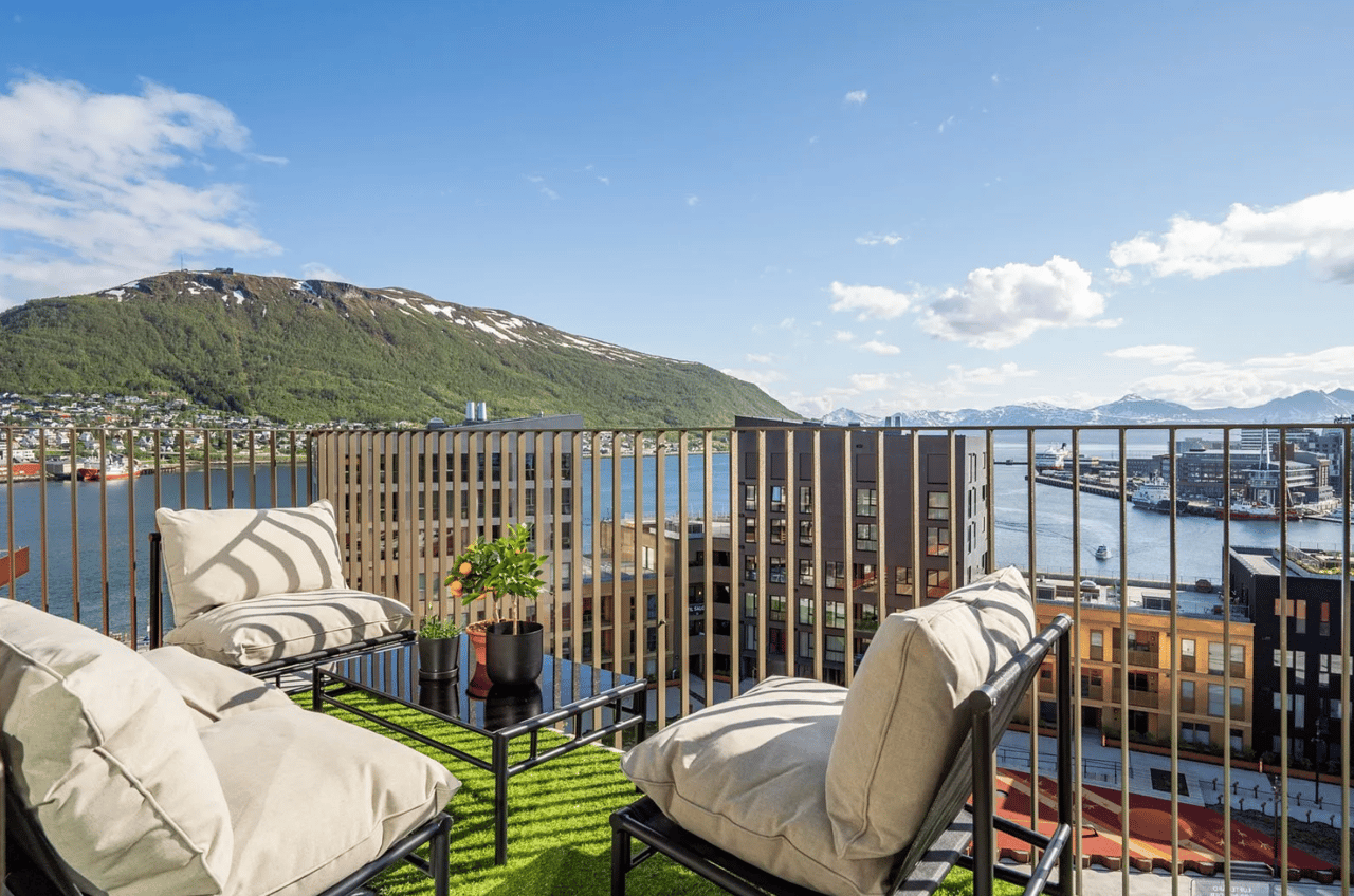 PENTHOUSE IN THE ARCTIC SKYLINE 