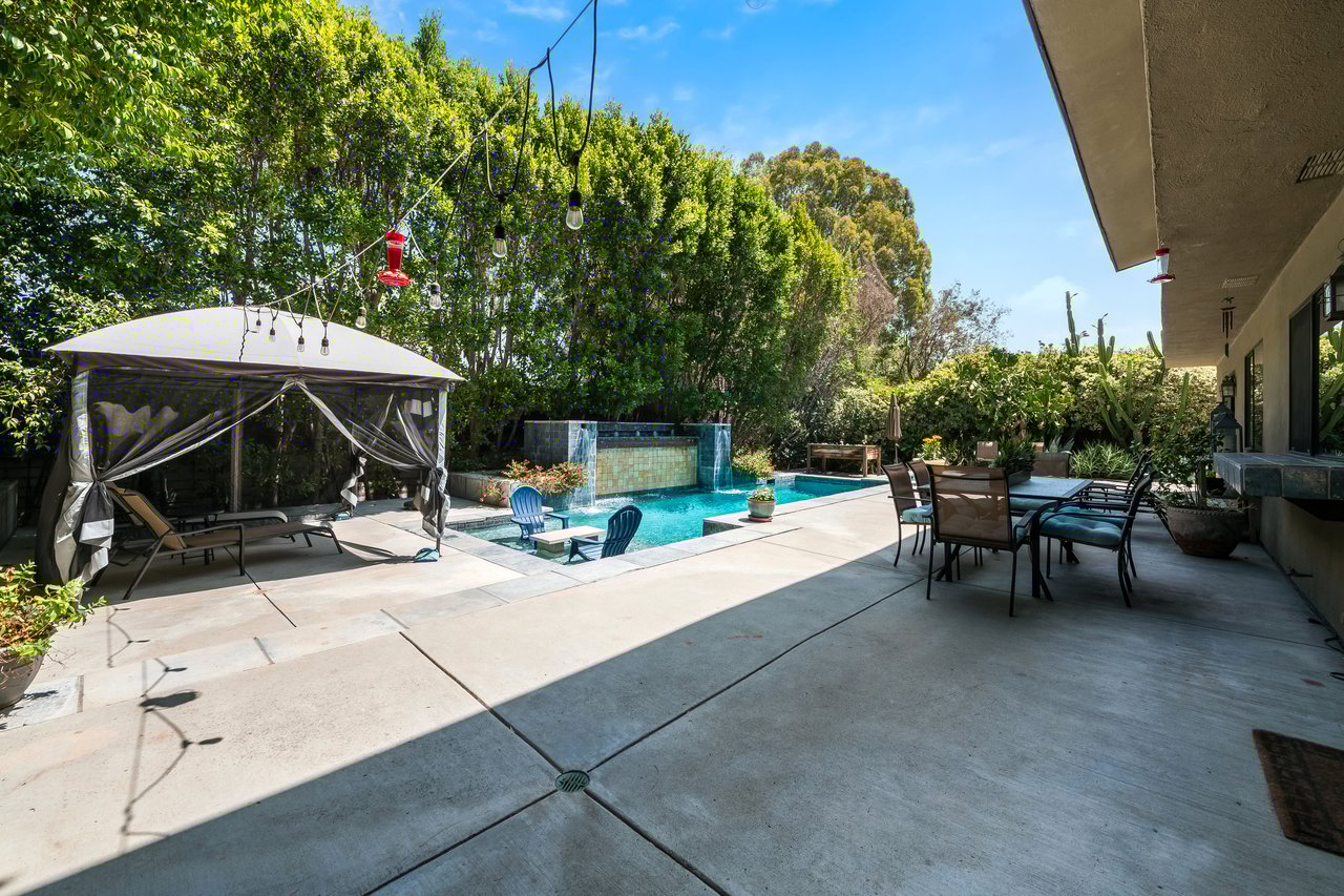 24417 Clipstone St, Woodland Hills 