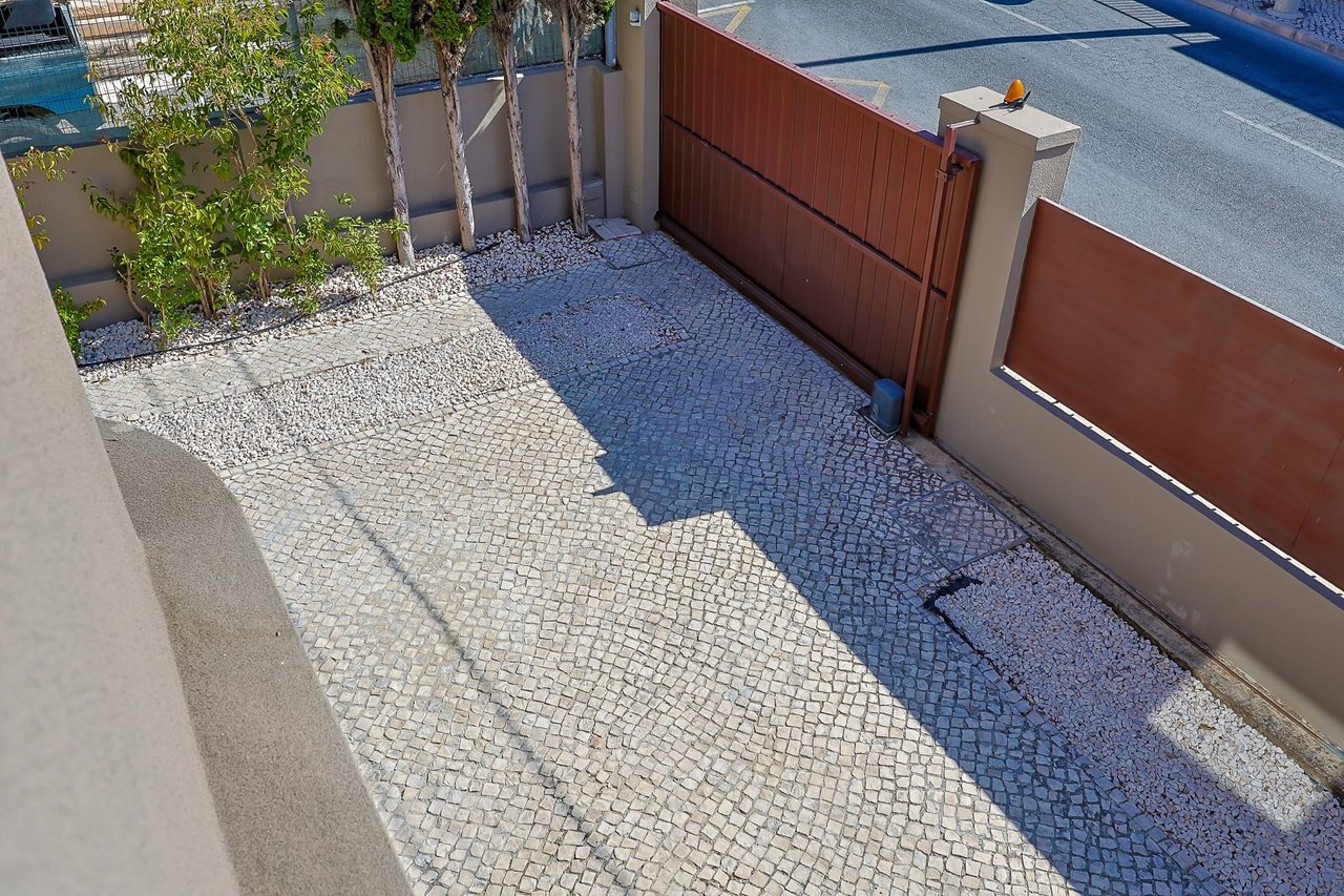 Stylish Renovated 5-Bedroom Villa with Pool in Monte Estoril’s Prestigious Avenida de Portugal