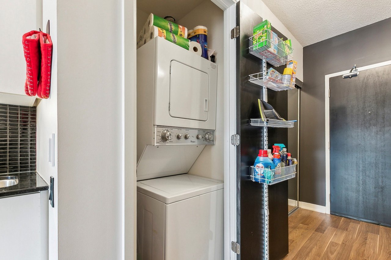 775 King St W Unit: 906