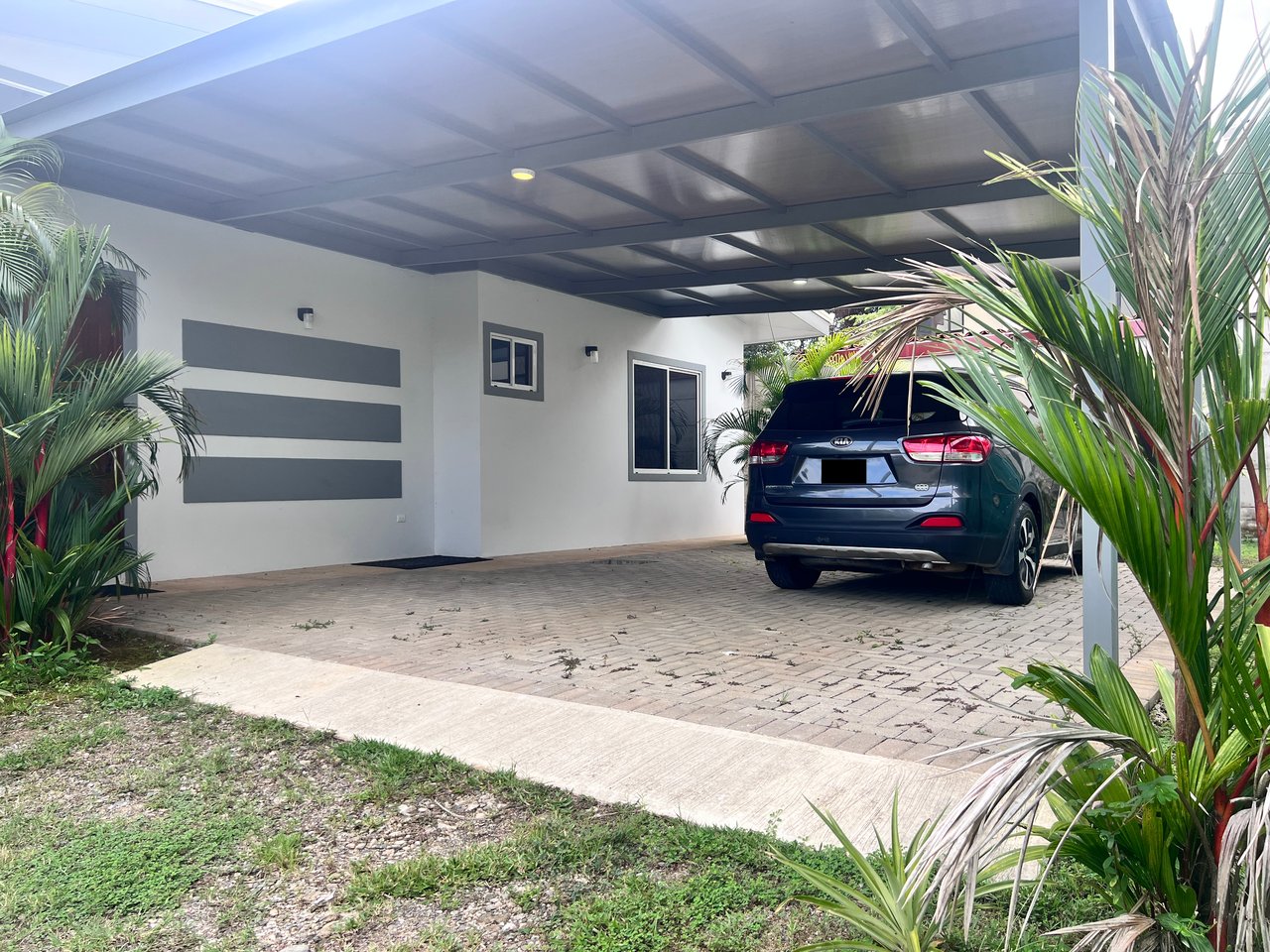 Quepos Hills Villa with pool and covered patio and tropical gardens