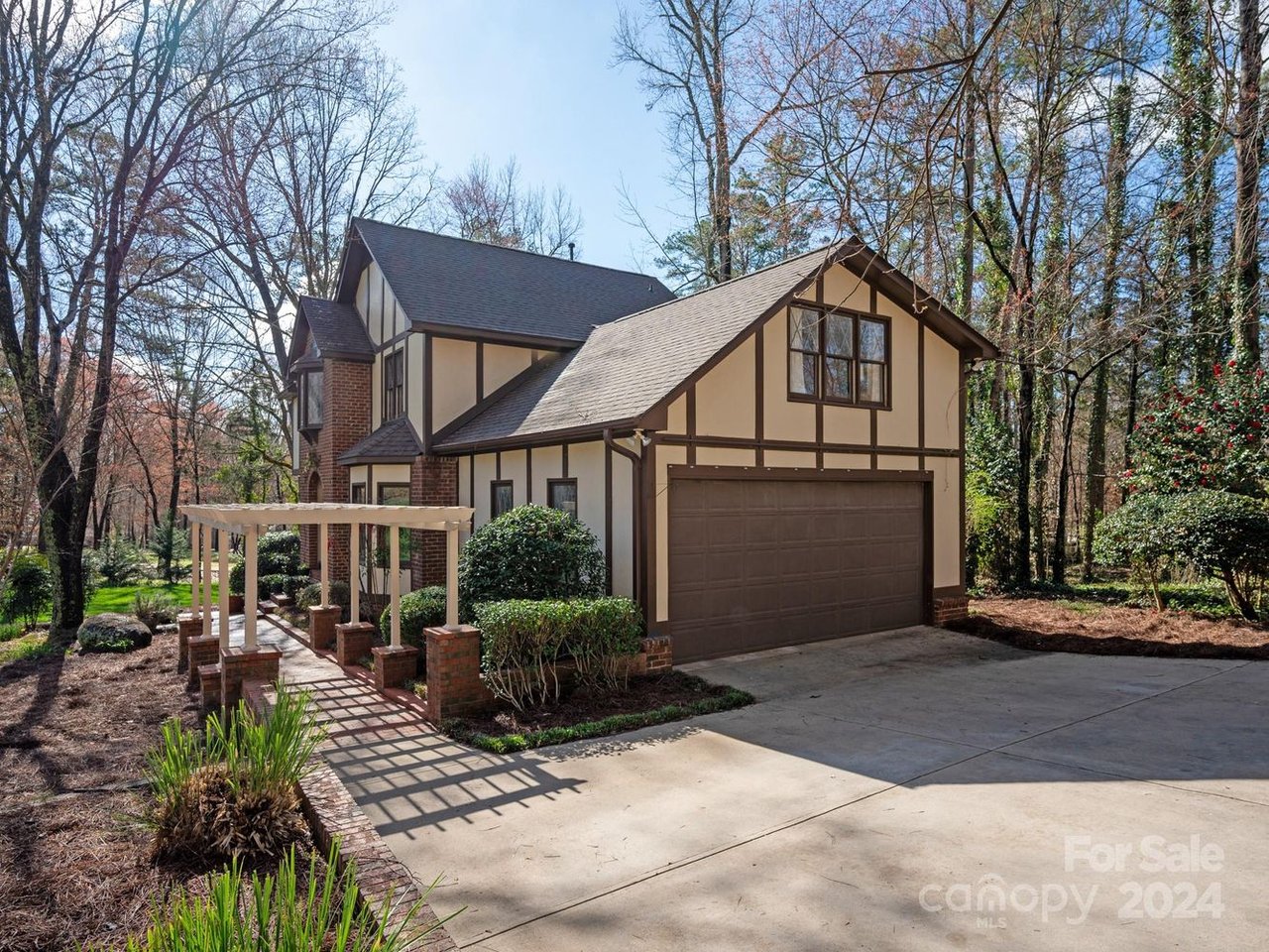 2324 Wedgewood Dr