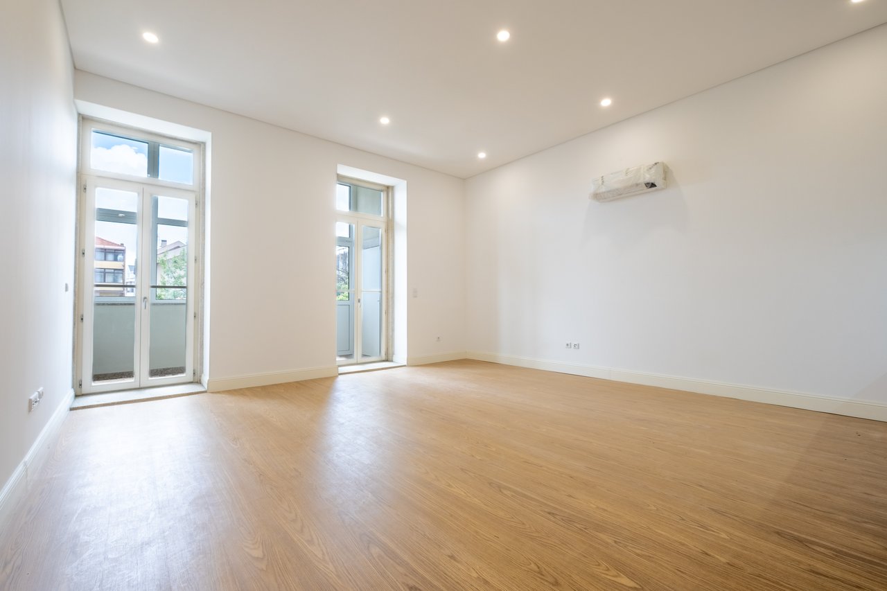 1-Bedroom Apartment with Expansive Private Balcony in Central Porto