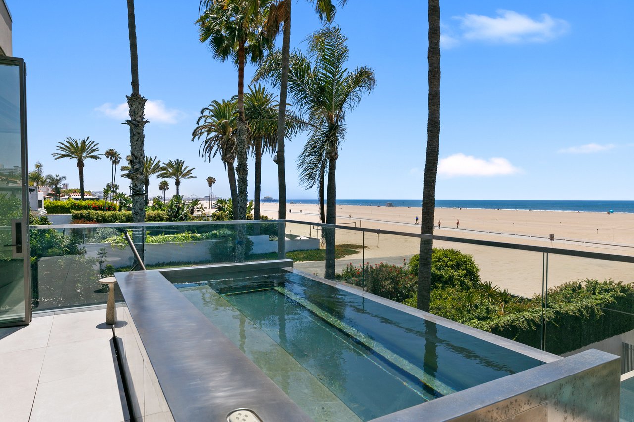 938 Palisades Beach Rd