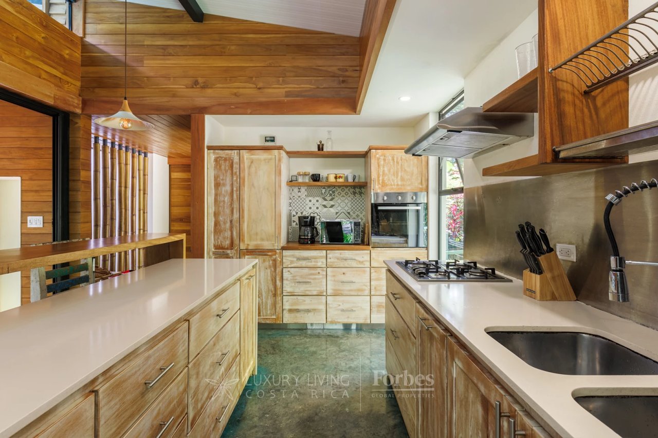 20391 - Property near the beach with hotel or private home potential