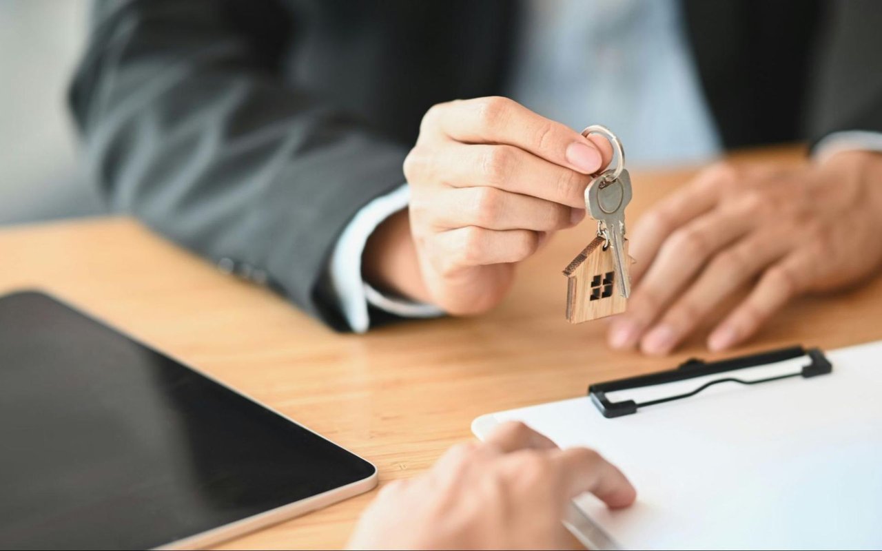 The Role of a Real Estate Agent in Your Home-Buying Journey