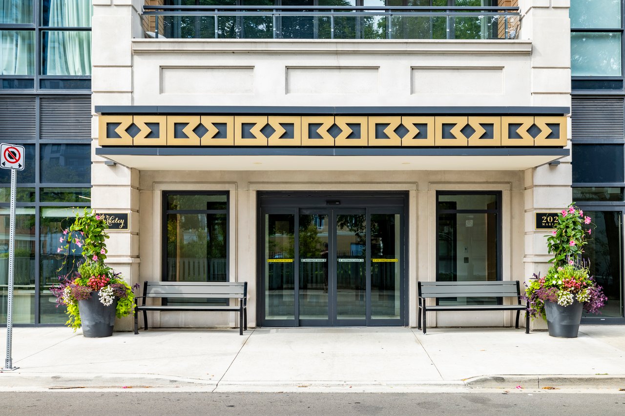 Stunning 2 Bedroom Upgraded Corner Unit