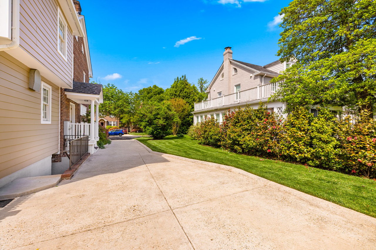 22 W OAK STREET