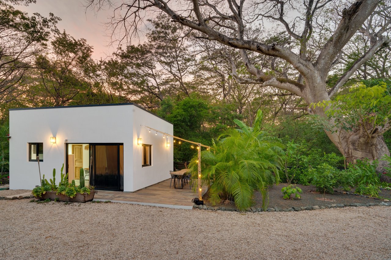 V-Jungla Cecile Refundores | Spacious Modern Villa with Pool, Guest House & Tropical Garden Near Tamarindo Beach
