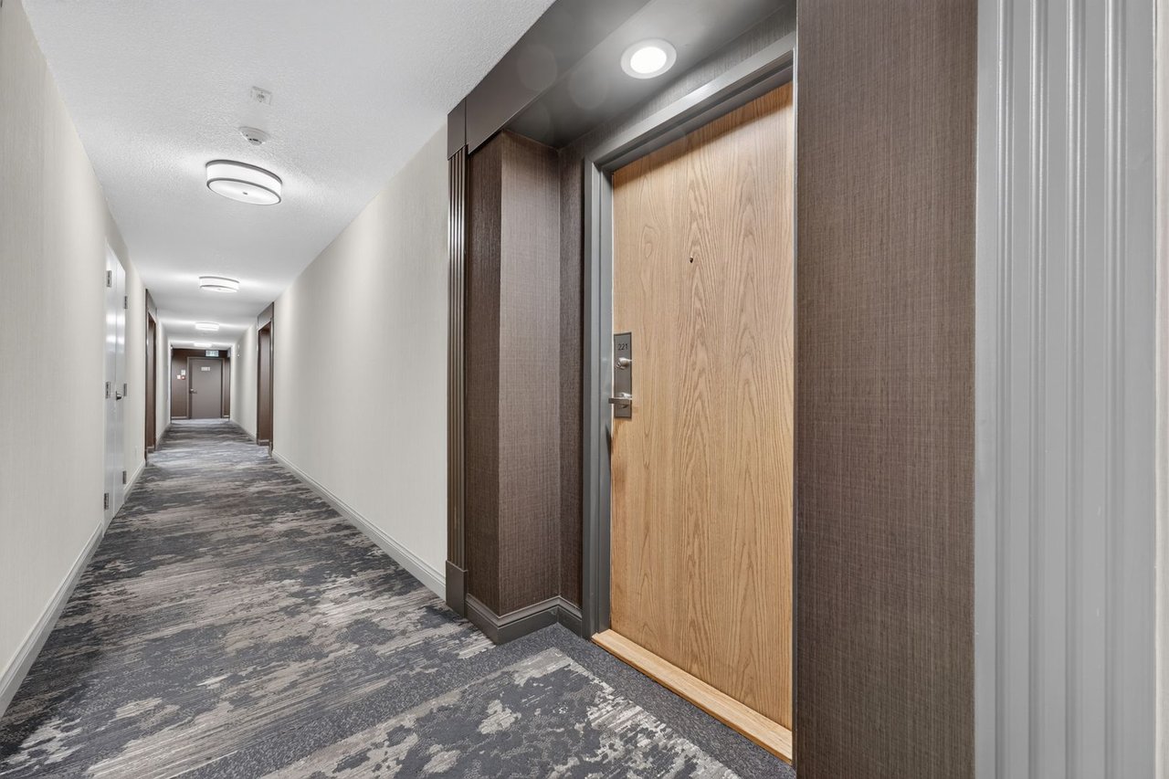 221 - 1001 Cedarglen Gate