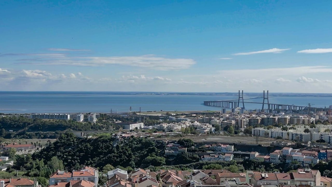 Modern 3-Bedroom Apartment in Camarate, Loures