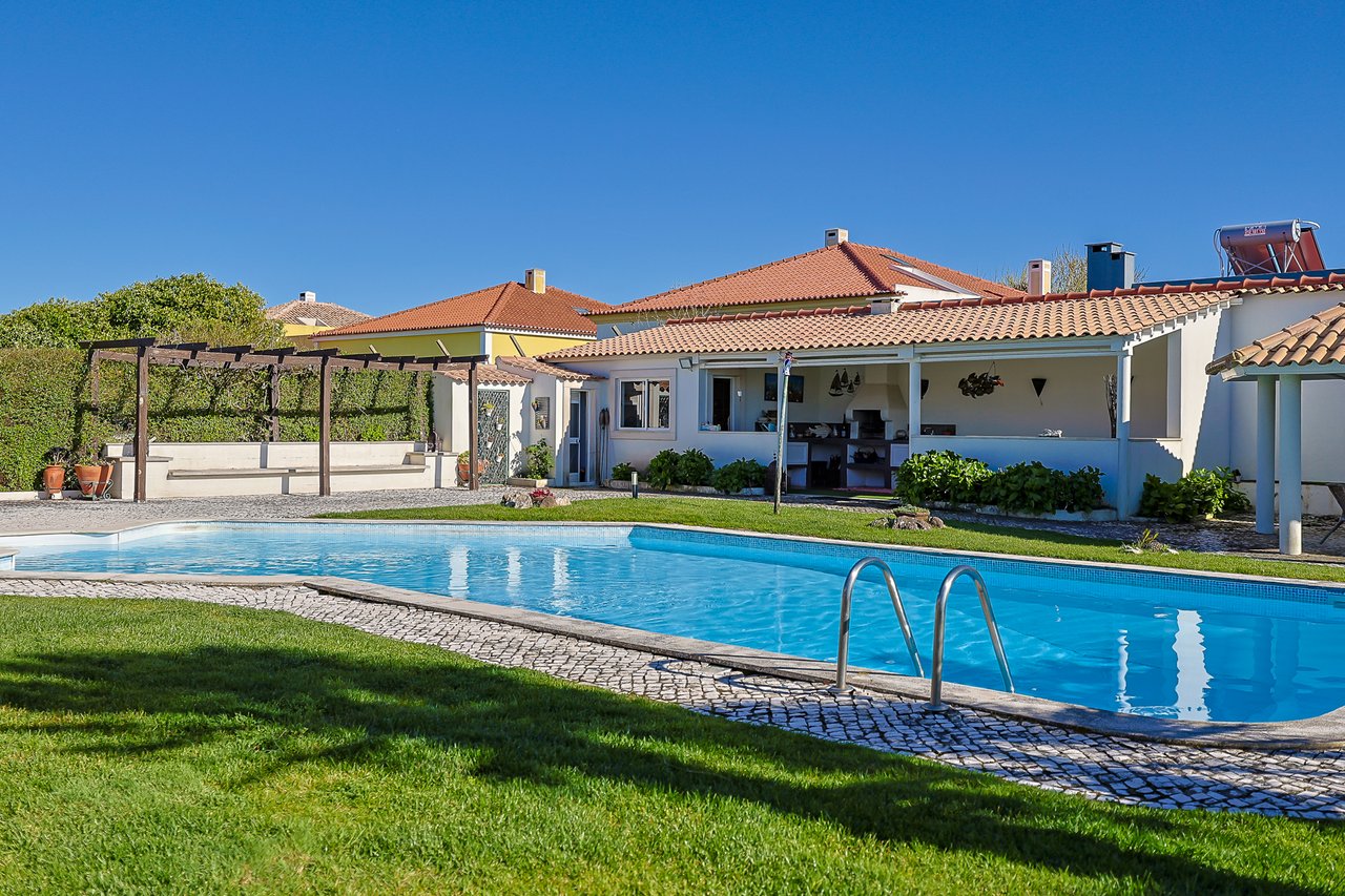 Exclusive 4,000 m² Estate in Azeitão with Tennis Court, Spa & Approved Development Project