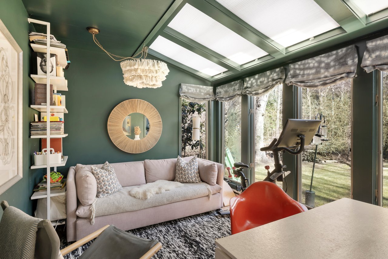  33 Robins Way, East Hampton