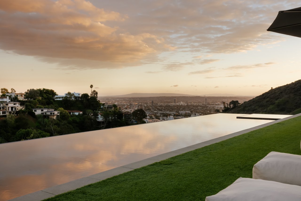 2402 Carman Crest Dr