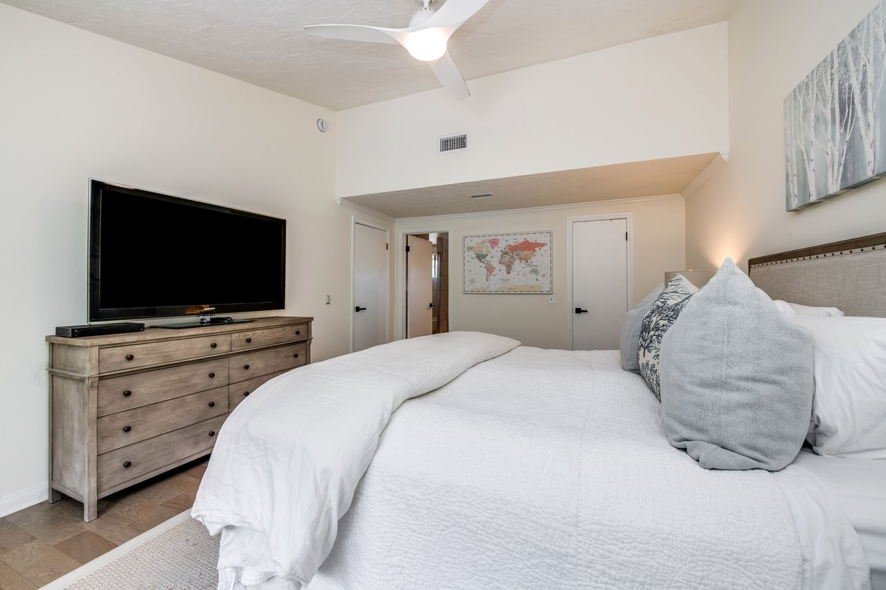 24417 Clipstone St, Woodland Hills 