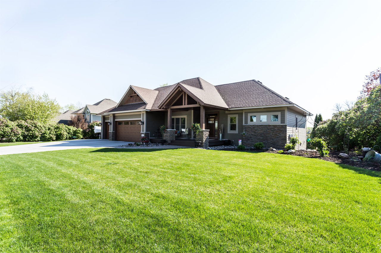 Beautiful Custom Home on Lake Johanna