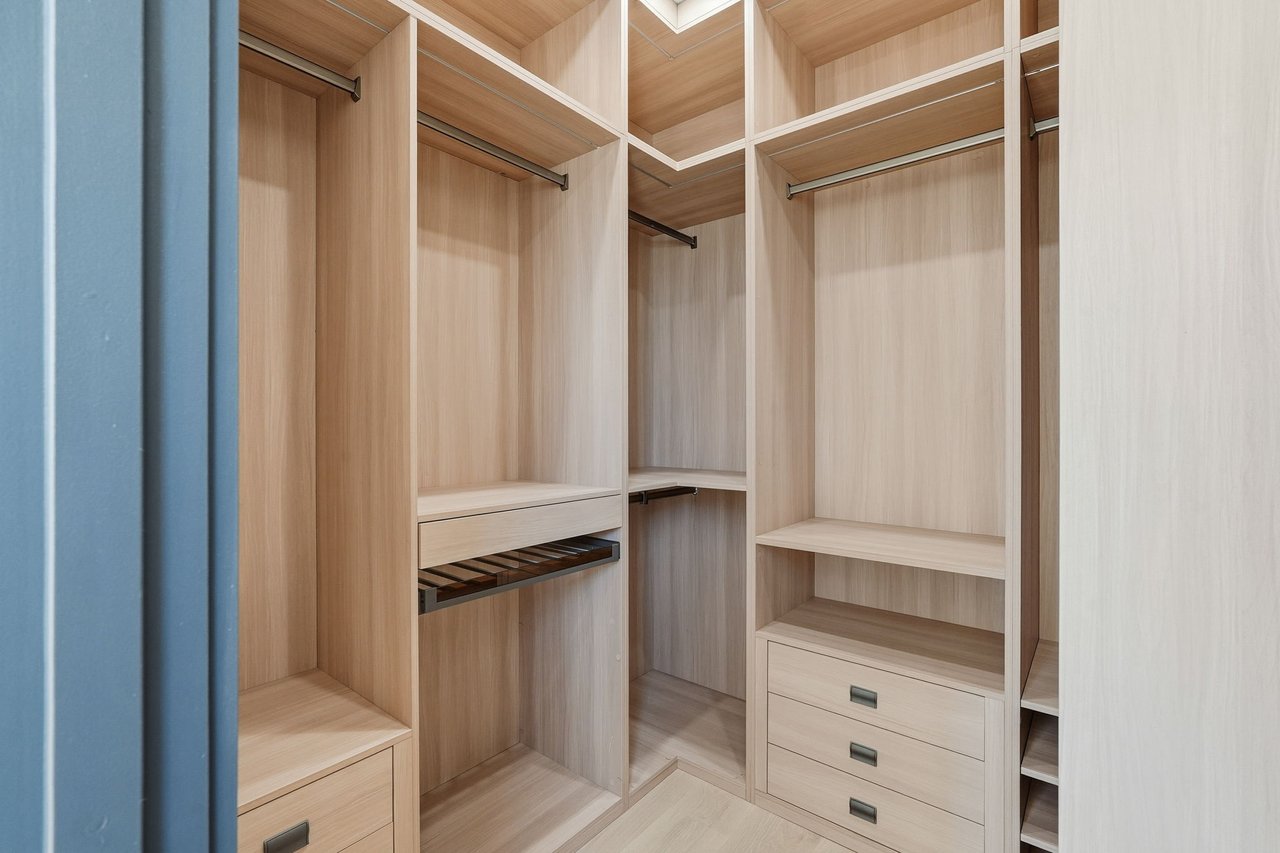 3106 N VALENCIA Lane