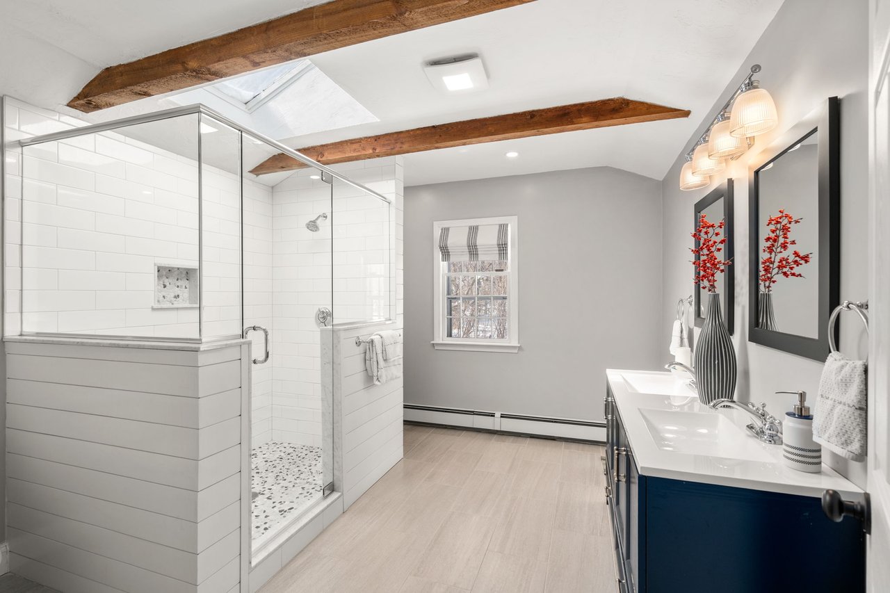 Adorable Farmhouse Right Off Route 3 in Hanover 