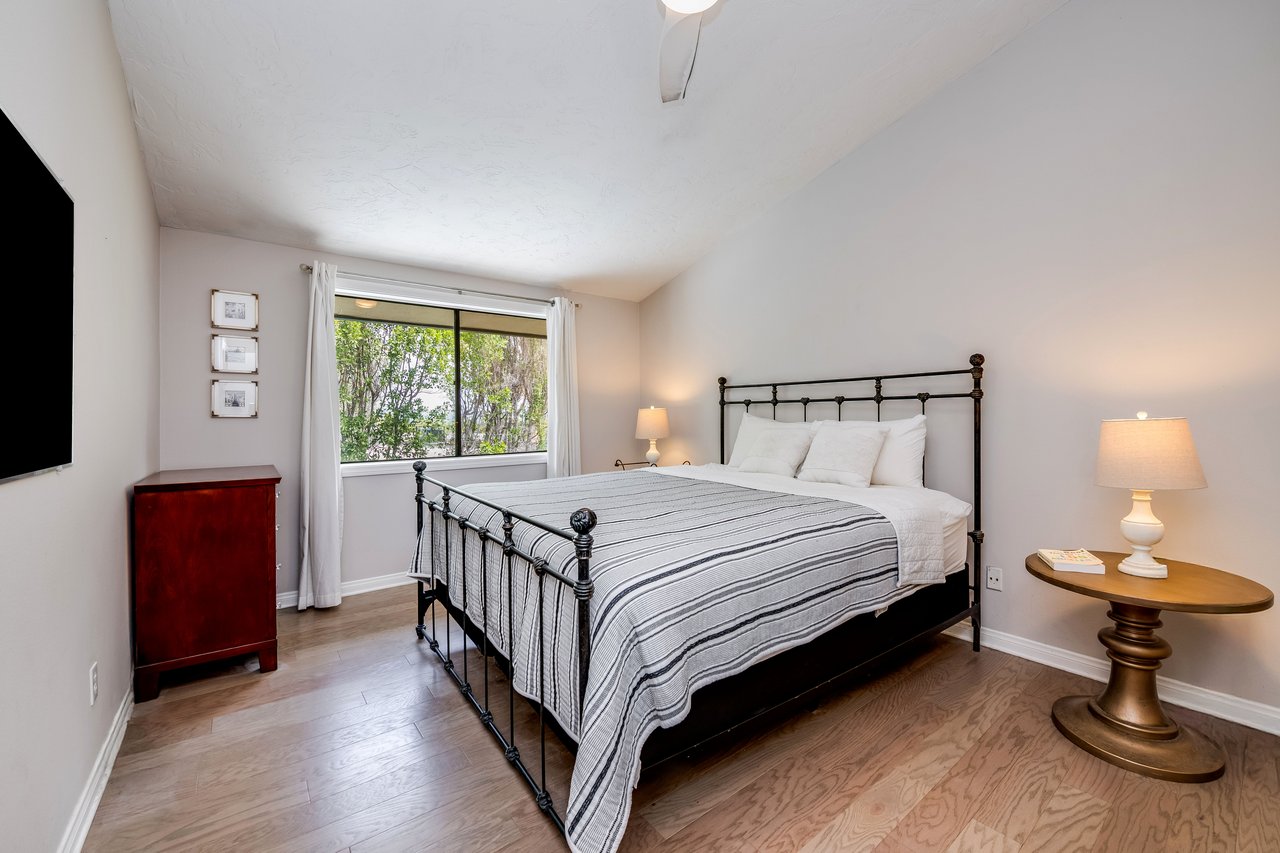 24417 Clipstone St, Woodland Hills 