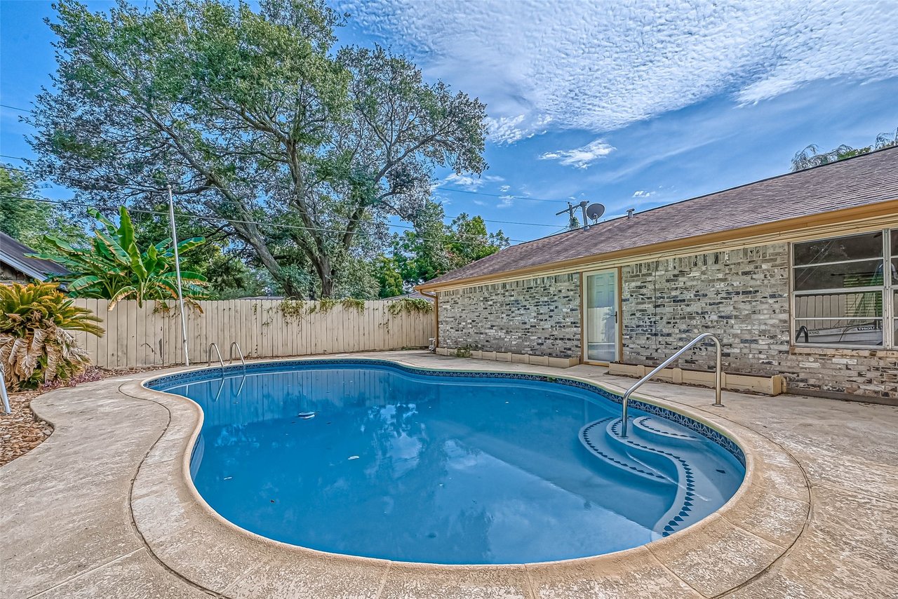 1221 Veronica St
