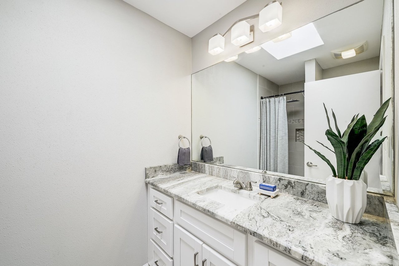 409 Seawind Lakeway