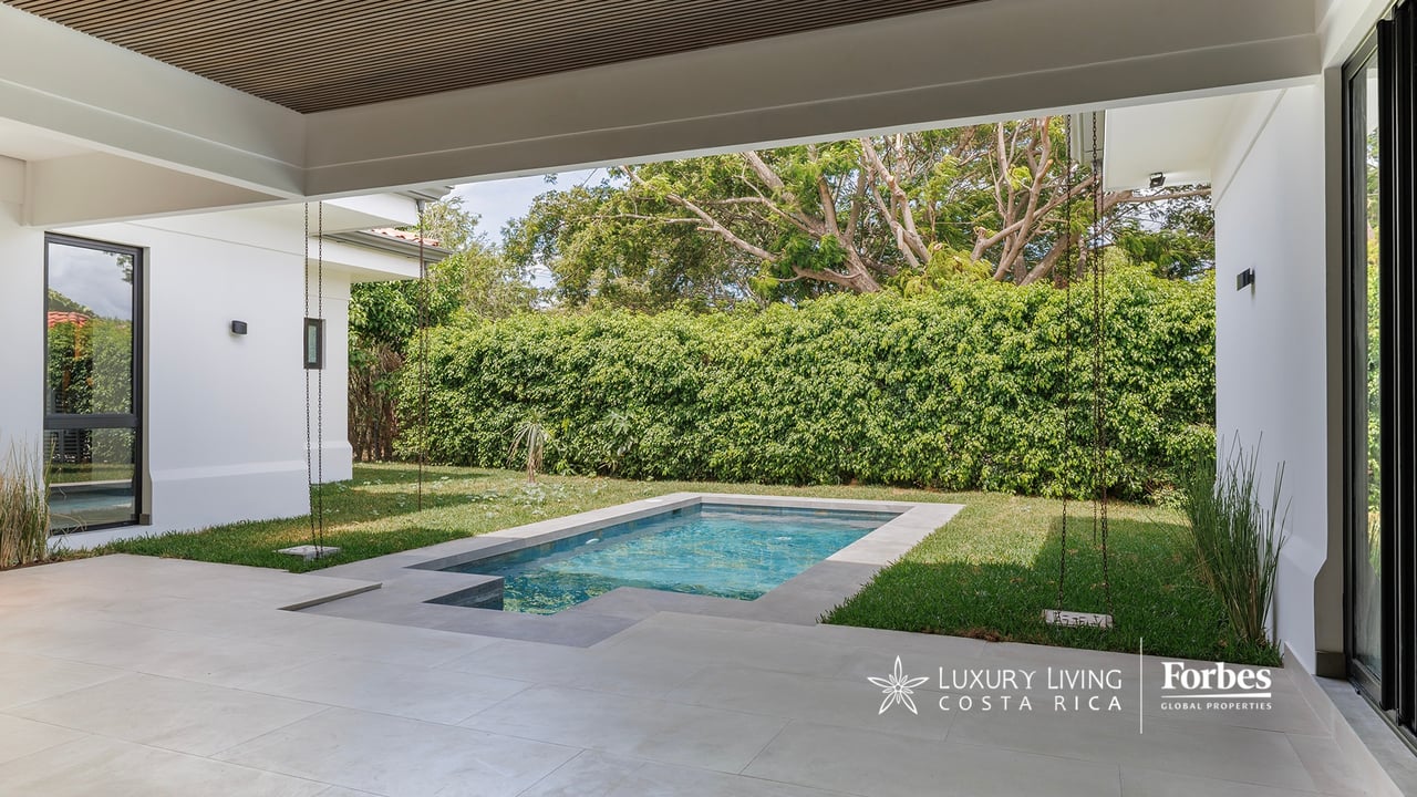 21468 - Remodeled 1-level house, 4 bedrooms, pool, terrace and garden