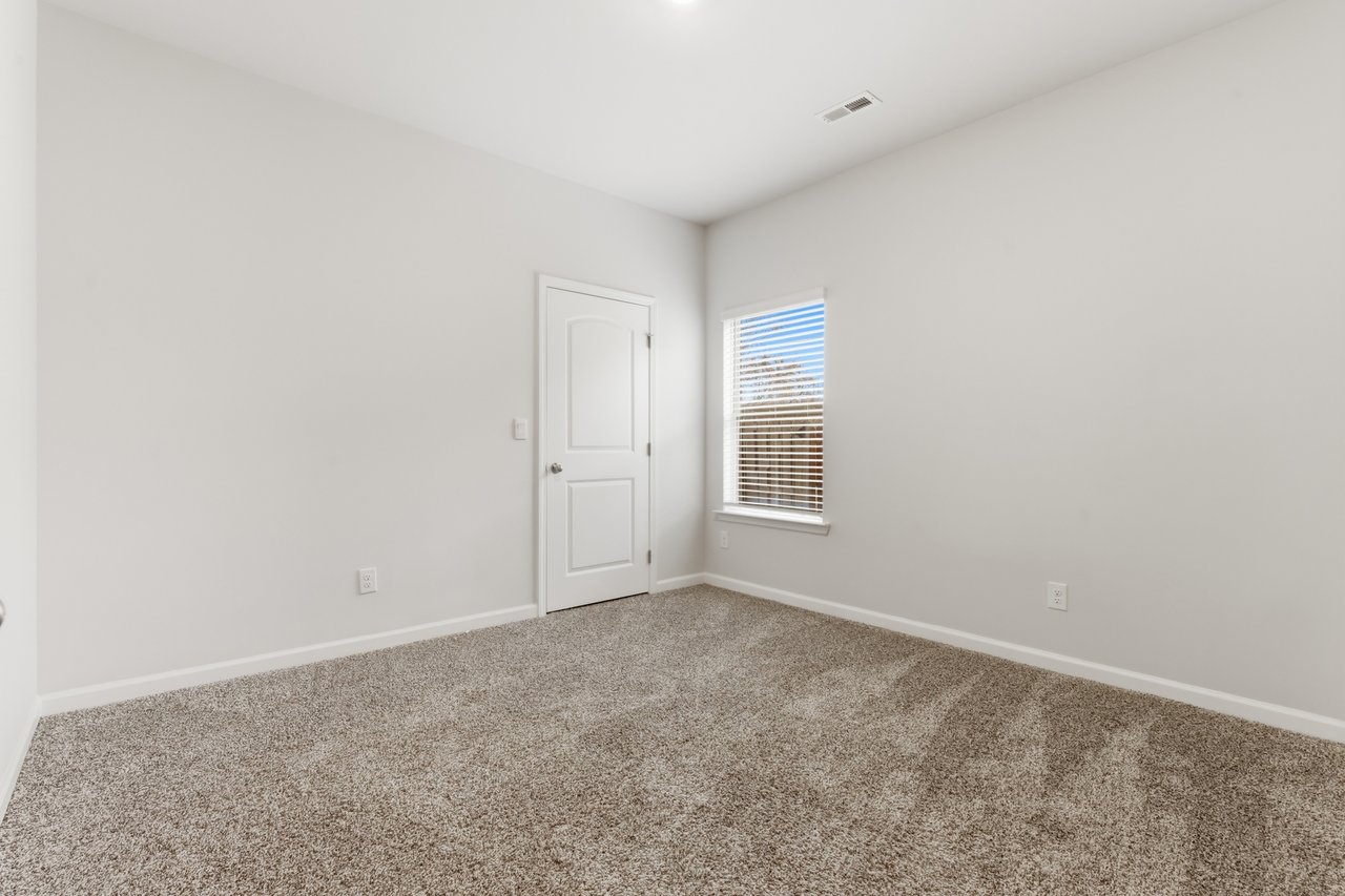 Beautiful Huntsville Home with Screened In Patio & Community Pool! 