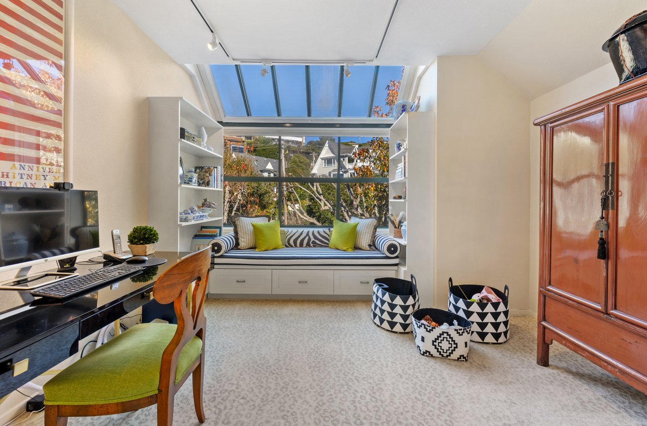 Luxurious End Unit in Point Tiburon