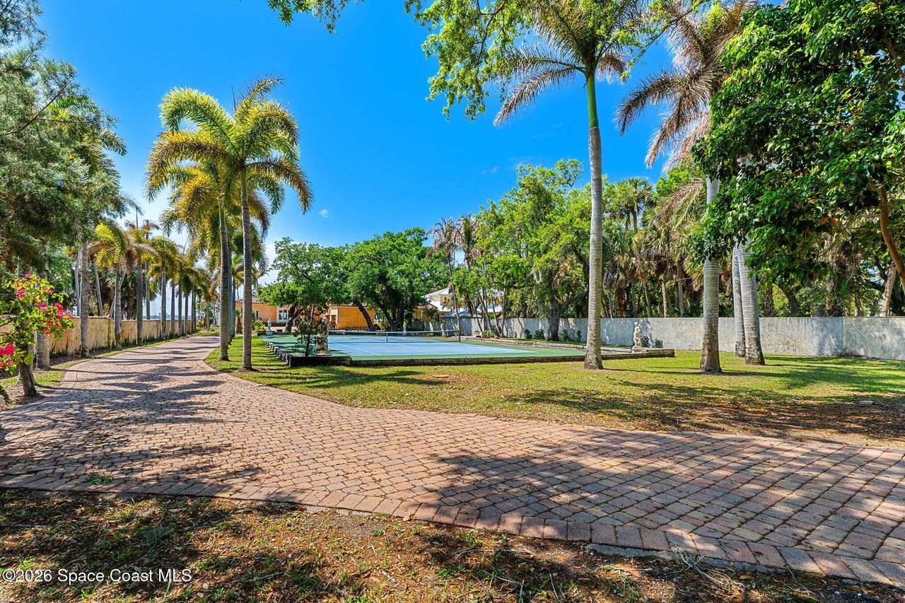 1000 N Riverside Dr