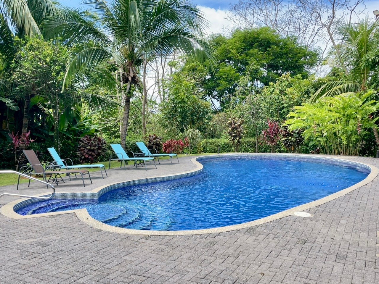 Casa Luna, 3bed /3bath Private Oasis, Convenient Location