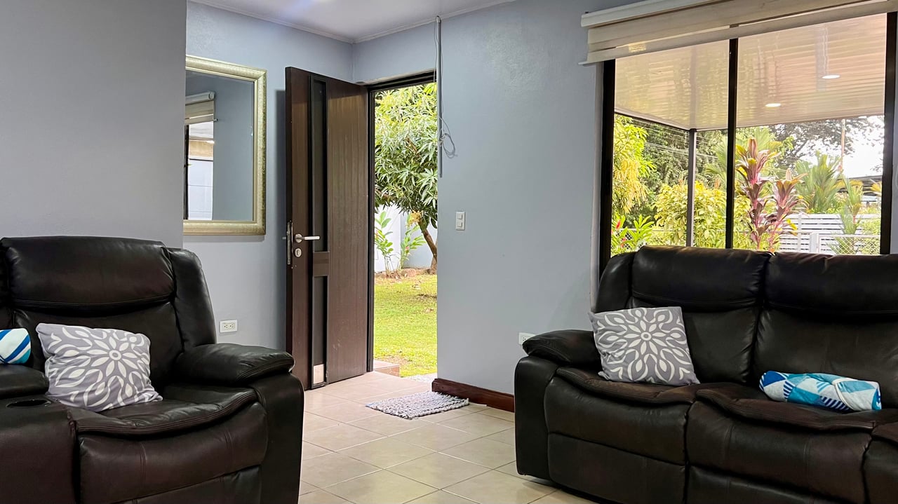 3-Bedroom Home with Large Pool and Garden in Bahía