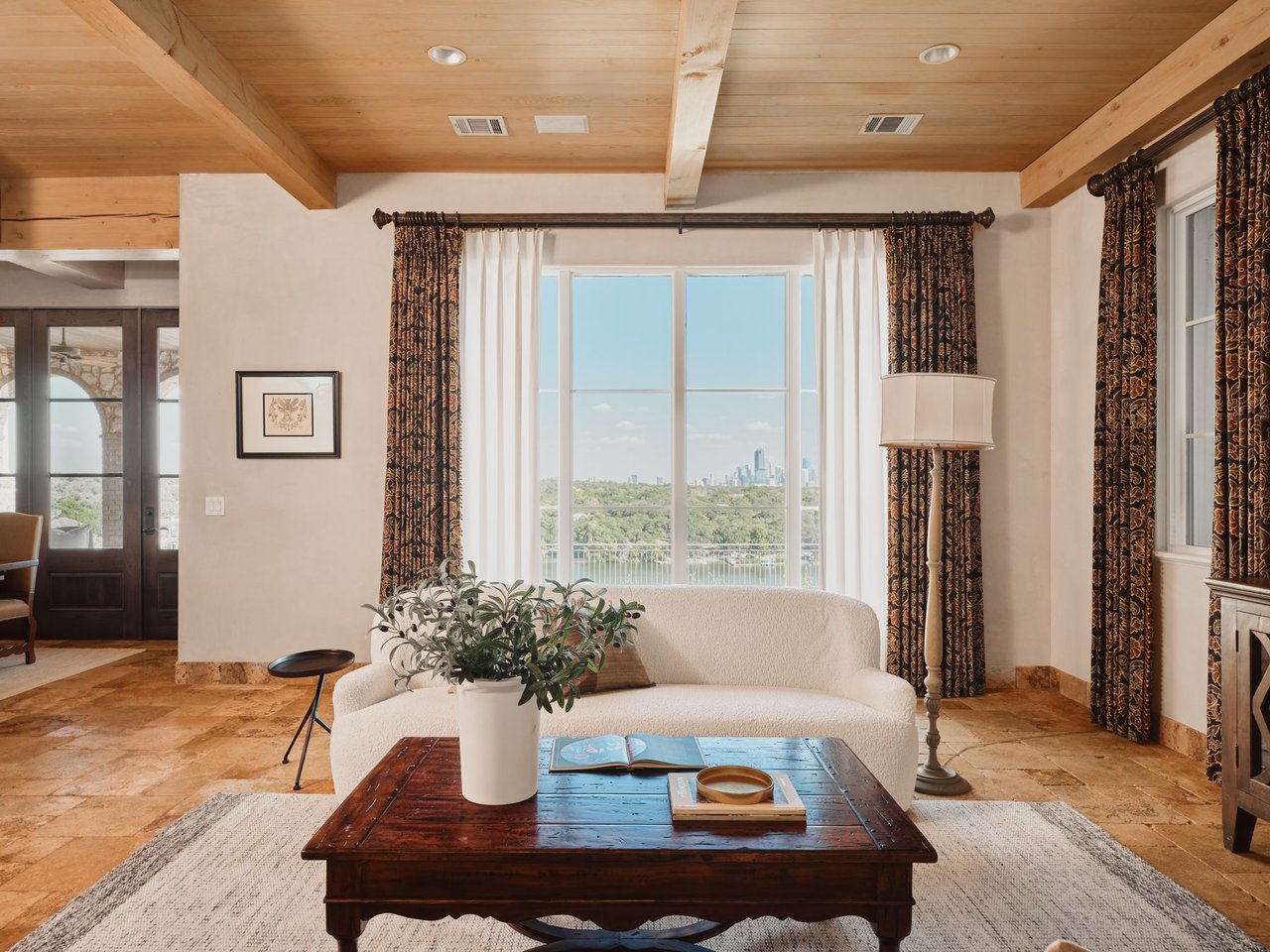 LAKESHORE HORIZON: WATERFRONT VILLA WITH LAKE & CITY VIEWS